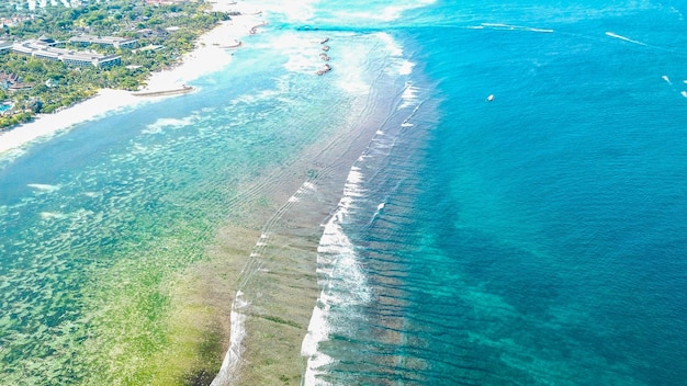 Une belle vue de drone sur la plage de Nusa Dua à Bali Indonésie