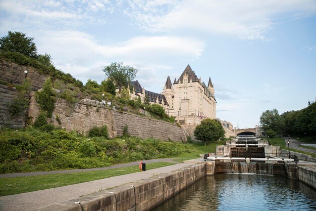 Belle vue du château Fairmont Laurier sur le canal Rideau à Ottawa, au Canada