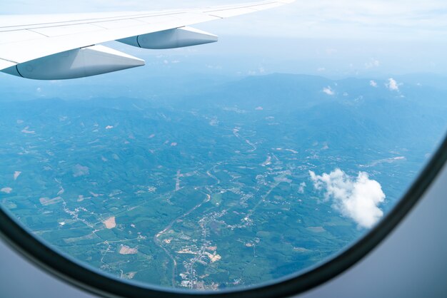 belle vue du ciel depuis la fenêtre de l'avion