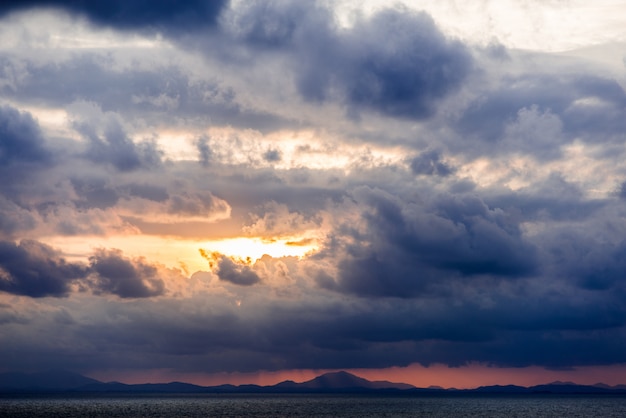 Belle vue du ciel avec nuages au crépuscule