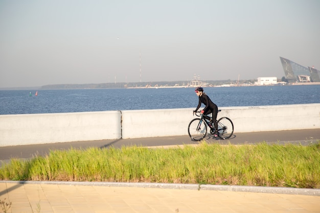 Belle vue du cycliste sur le remblai