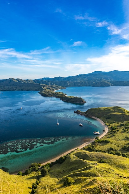 Belle vue du haut de l&#39;île de Gili Lawa Darat dans la soirée à Komodo