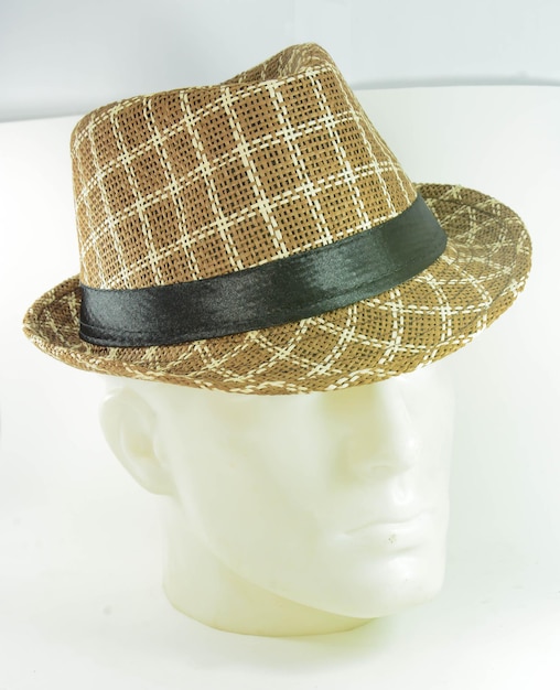 Une belle vue du modèle de casquette de chapeau sur fond blanc