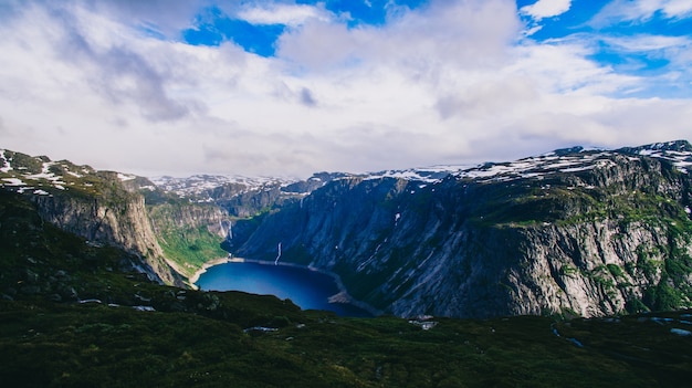 Photo belle vue dynamique d'été sur la célèbre place touristique norvégienne - trolltunga, la langue des trolls avec un lac et des montagnes, norvège, odda.