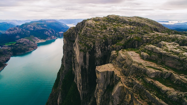 Belle vue dynamique d&#39;été sur la célèbre place touristique norvégienne - trolltunga, la langue des trolls avec un lac et des montagnes, Norvège, Odda.