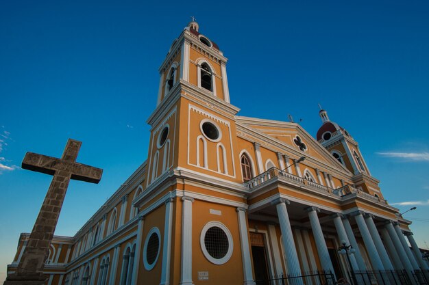 Belle vue sur l'église et le ciel bleu