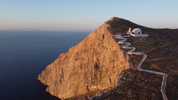 Photo belle vue sur l'église de milos, en grèce