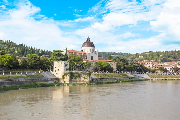 Belle vue sur l'église de San Giorgio sur le fleuve Adige à Vérone, Italie