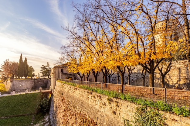 Belle vue sur l'entrée centrale du château de la ville de Brescia pendant l'automne doré.