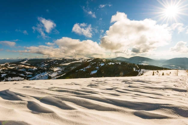 Belle vue envoûtante sur les pentes des montagnes