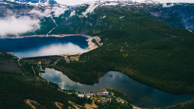 Belle vue d&#39;été sur le célèbre lieu touristique norvégien - trolltunga, langue des trolls avec un lac et des montagnes, Norvège, Odda.