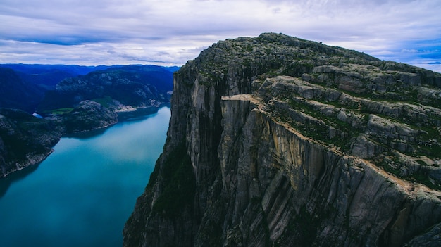 Belle vue d&#39;été sur le célèbre lieu touristique norvégien - trolltunga, langue des trolls avec un lac et des montagnes, Norvège, Odda.