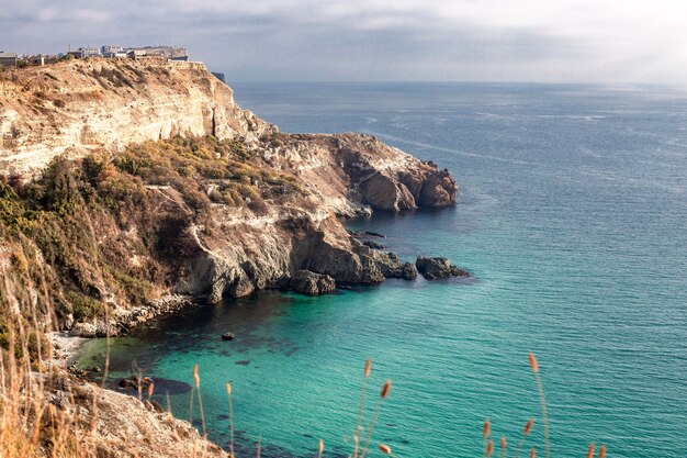 Belle vue d'été sur la côte de la mer avec de l'eau d'un bleu pur