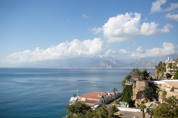 Belle vue d'été du port d'Antalya en Turquie