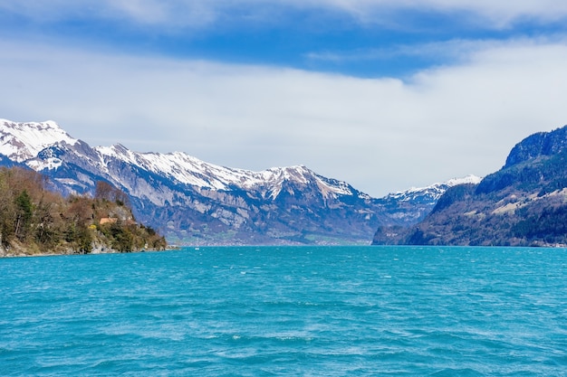 Photo belle vue d'été du village de brienz