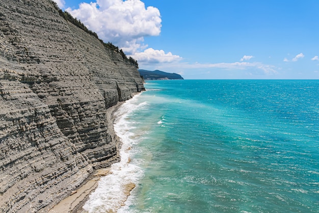 Belle vue d'été sur les rochers et la plage sauvage