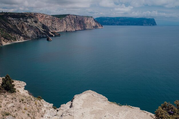 Belle vue de la falaise sur la mer bleue