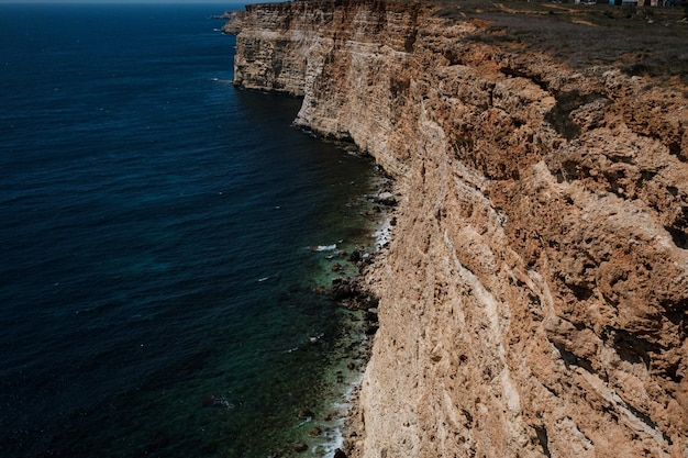 Belle vue de la falaise sur la mer bleue