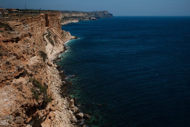 Belle vue de la falaise sur la mer bleue