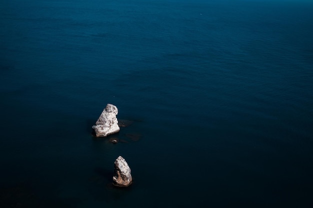 Belle vue de la falaise sur la mer bleue