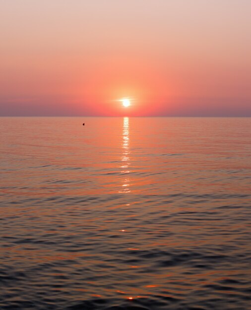 Belle vue fascinante sur la mer du matin avec piste de lever et de soleil sur la surface.