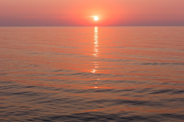 Photo belle vue fascinante sur la mer le matin avec le lever du soleil et la piste du soleil en surface.