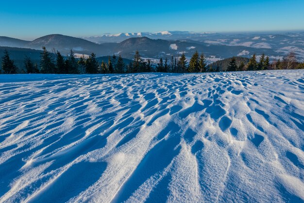 Belle vue fascinante sur les vagues de neige du ski