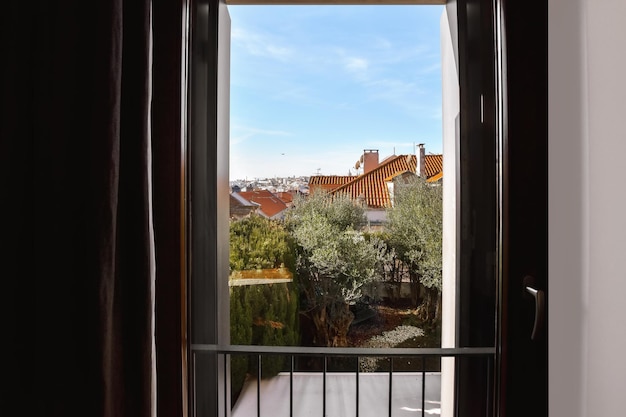 Belle vue de la fenêtre avec des rideaux noirs