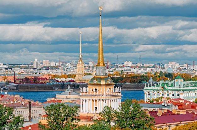 Belle vue sur les flèches de l'Amirauté et la forteresse Peter-Pavel depuis la cathédrale Isaac, Saint-Pétersbourg, Russie.