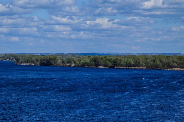 Belle vue sur un fleuve Dniepr au printemps