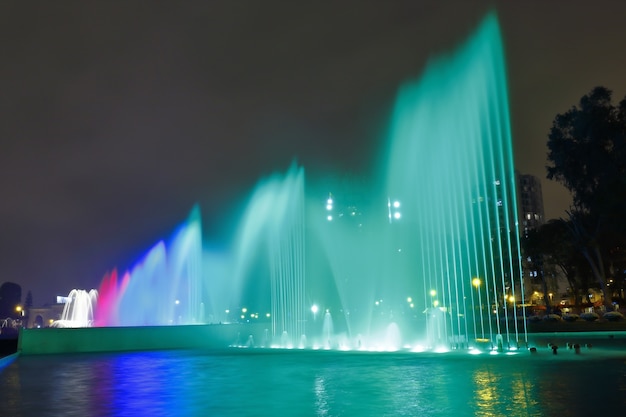 Belle Vue Sur Une Fontaine D'eau Colorée, à L'intérieur Du Circuit D'eau Magique De Lima.