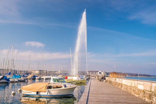 Belle vue sur la fontaine à jet d'eau du lac Léman, Suisse