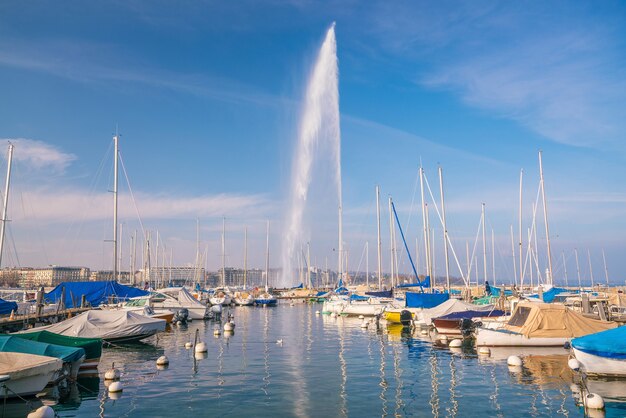 Belle vue sur la fontaine à jet d'eau du lac Léman, Suisse