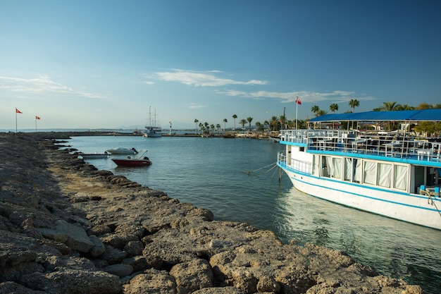 Belle vue sur le front de mer dans la station balnéaire méditerranéenne à Side Turkey Cafe yachts bateaux