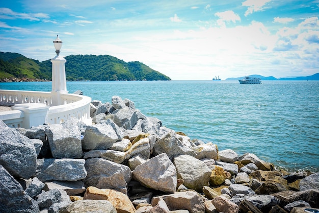 Une belle vue sur le front de mer de Santos au Brésil