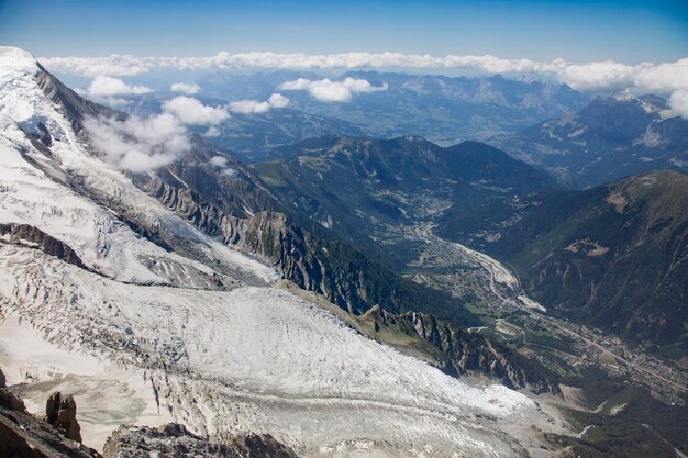 Belle vue sur le glacier des Bossons la vallée de montagne de Chamonix entre les Alpes Chamonix MontBlan FranceGlacier des Bossons