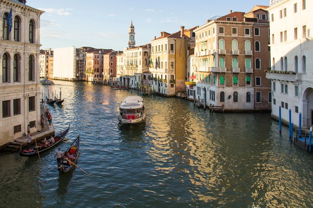 Belle vue sur les gondoles et le Grand Canal, Venise, Italie