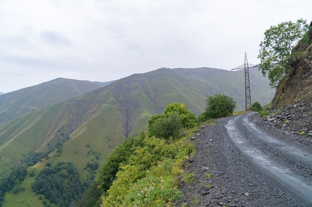 Belle vue sur les gorges d'Abano à Touchétie, route de montagne dangereuse en Géorgie et en Europe. Paysage