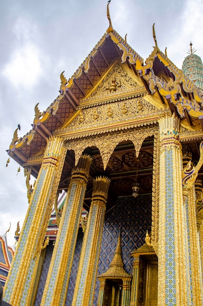 Une belle vue sur le Grand Palais le temple Wat Phra Kaew à Bangkok en Thaïlande