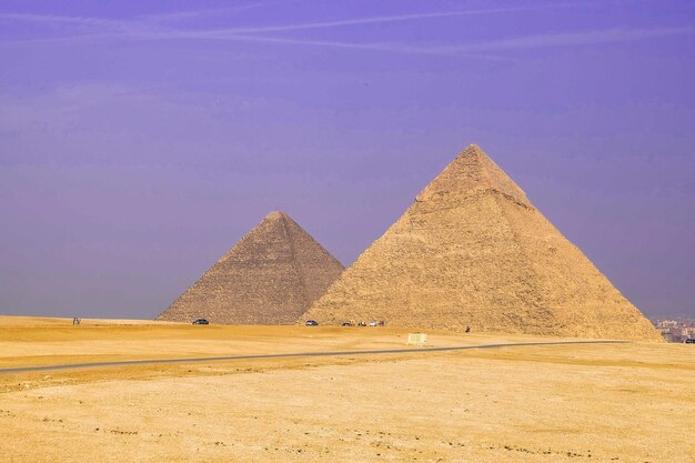 La belle vue de la grande pyramide de Khufu et de Khafe dans le complexe de pyramide de Gizeh Egypte