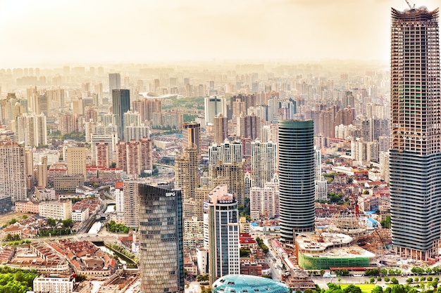 Belle vue sur les gratte-ciel, le front de mer et le bâtiment de la ville de Pudong, Shanghai, Chine.