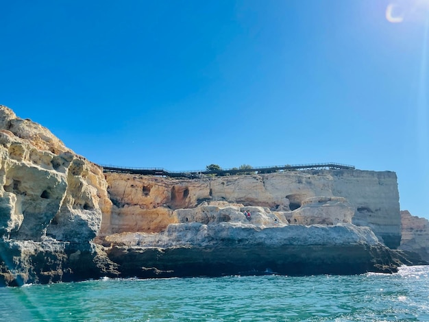 Belle vue sur la grotte de Benagil à Carvoeiro Algarve Portugal Concept de voyage vue depuis le bateau