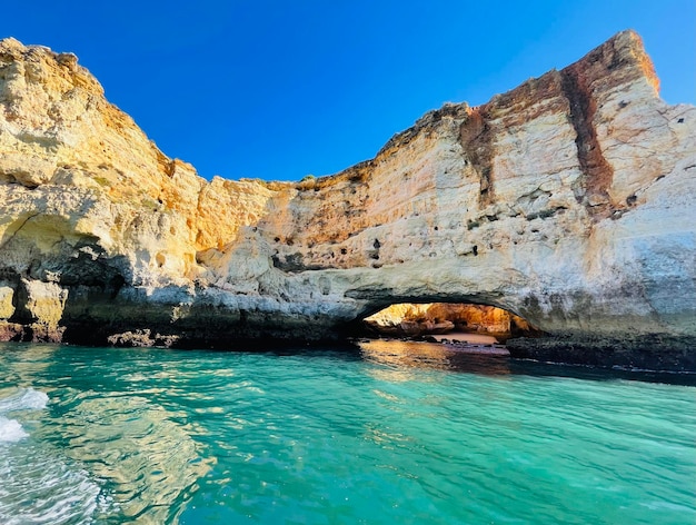 Belle vue sur la grotte de Benagil à Carvoeiro Algarve Portugal Concept de voyage vue depuis le bateau