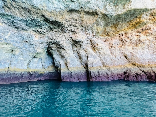 Belle vue sur la grotte de Benagil à Carvoeiro Algarve Portugal Concept de voyage