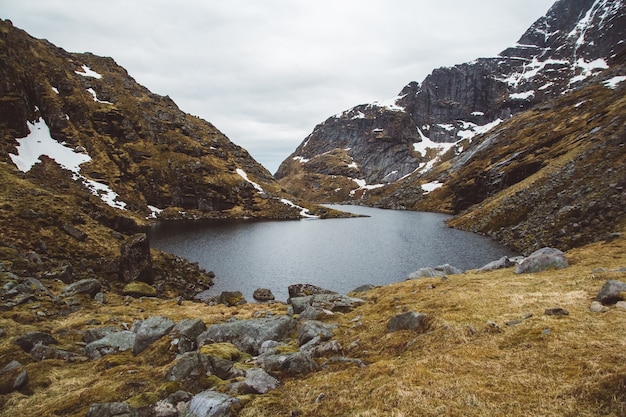 belle vue d'en haut sur le lac Norway Le lac est situé entre de hautes montagnes