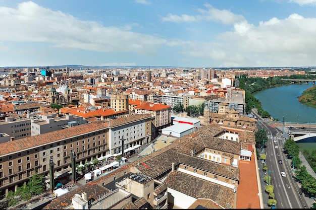 Belle vue d'en haut sur la ville de Saragosse, Espagne