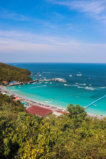 Une belle vue sur l'île de Koh Larn en Thaïlande