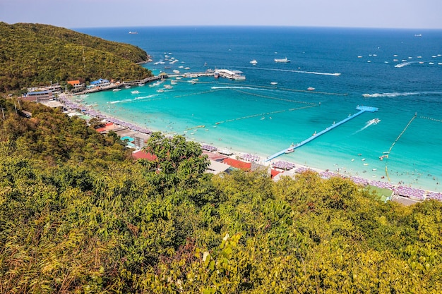 Une belle vue sur l'île de Koh Larn en Thaïlande