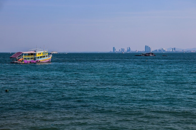 Une belle vue sur l'île de Koh Larn en Thaïlande