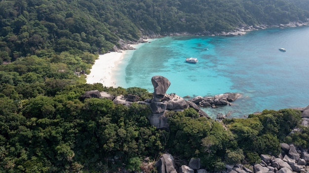 Photo belle vue avec l'île similan similan no8 au parc national de similan phuket thaïlande
